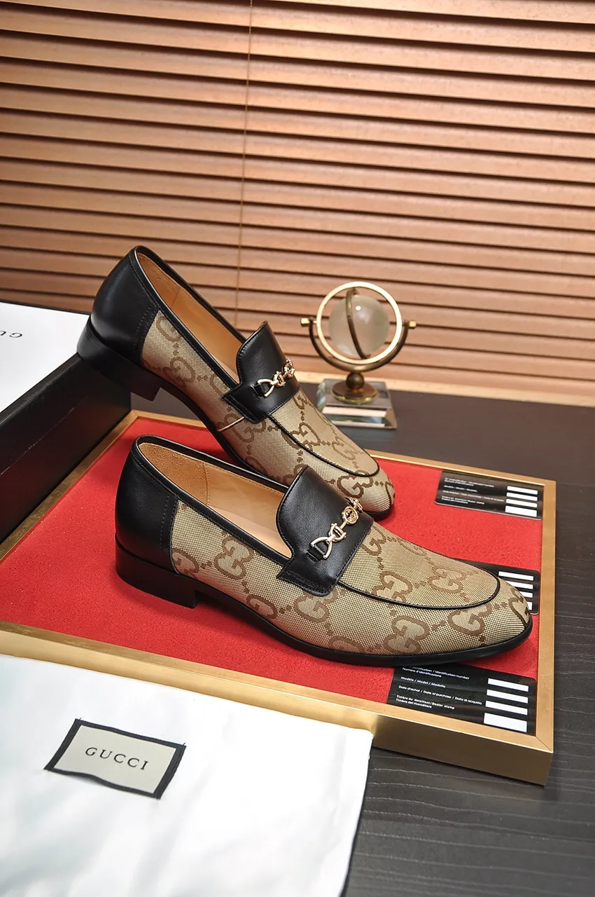 Men's shoes💰500💶Italy's top luxury men's shoe giant (GUCCI) (Gucci) (full cowhide lining) new arrival🍃Original European style🔰 Pleasant to the eye😍In order to make the shoes more durable and non-deformable🌀The production continues to follow traditional methods but there is still no lack of innovation💪Choose original sheepskin for the leather♻️ Smooth and natural And extra bright ⭐Made of imported cowhide, the first choice of rich people 38-45 (45 customized)